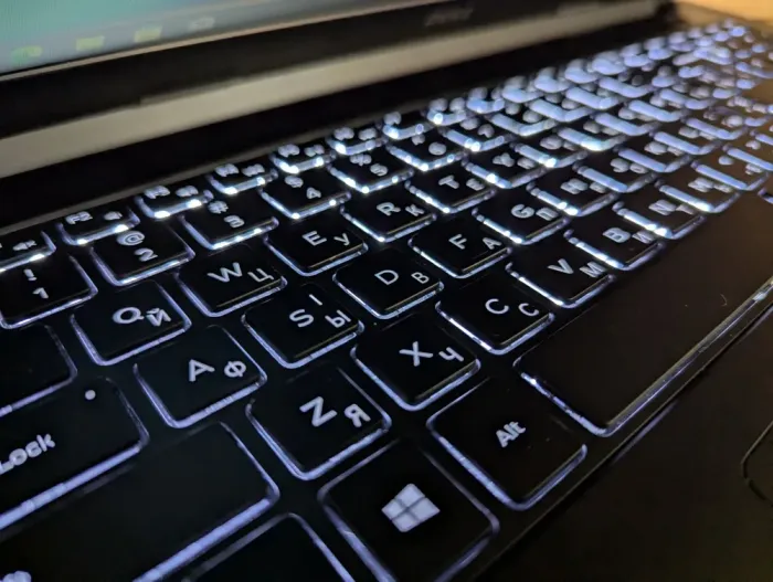 Ноутбук Dell Inspiron 15-5545 / 15.6" (1366x768) TN / AMD A8-7100 (4 ядра по 1.8 - 3.0 GHz) / 8 GB DDR3 / 240 GB SSD / AMD Radeon R5 Graphics / WebCam / Windows 10 б/в - зображення 6