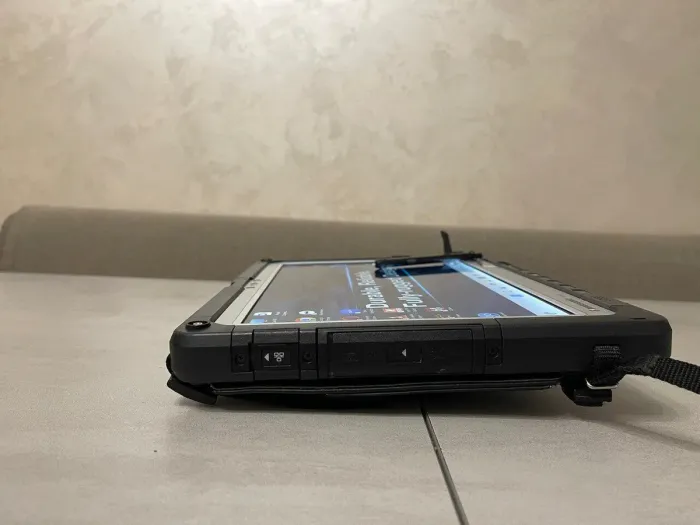 Захищений планшет Panasonic Toughbook CF-33 / 12" (2160x1440) IPS Touch / Intel Core i5-7300U (2 (4) ядра по 2.6 - 3.5 GHz) / 8 GB DDR3 / 256 GB SSD / Intel HD Graphics 620 / WebCam / Стилус / Два АКБ / Без клавіатури б/в - зображення 6