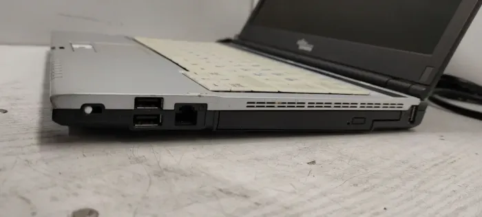 Ноутбук Б-клас Fujitsu LifeBook S6420 / 13.3" (1280x800) TN / Intel Core 2 Duo P8600 (2 ядра по 2.4 GHz) / 4 GB DDR3 / 160 GB HDD / Intel GMA 4500MHD Graphics / WebCam / Без АКБ б/в - зображення 6