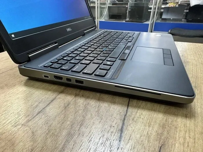 Мобільна робоча станція Dell Precision 7520 / 15.6" (1920x1080) TN / Intel Core i7-7700HQ (4 (8) ядра по 2.8 - 3.8 GHz) / 8 GB DDR4 / 256 GB SSD / AMD Radeon Pro WX 4130, 2 GB GDDR5, 128-bit / WebCam / HDMI б/в - зображення 4