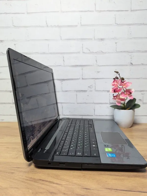 Ноутбук Toshiba Satellite L70-A-11R / 15.6" (1600x900) TN / Intel Core i5-4210M (2 (4) ядра по 2.6 - 3.2 GHz) / 8 GB DDR3 / 360 GB SSD / nVidia GeForce GT 740M, 2 GB GDDR3, 64-bit / WebCam / DVD-ROM б/в - зображення 4