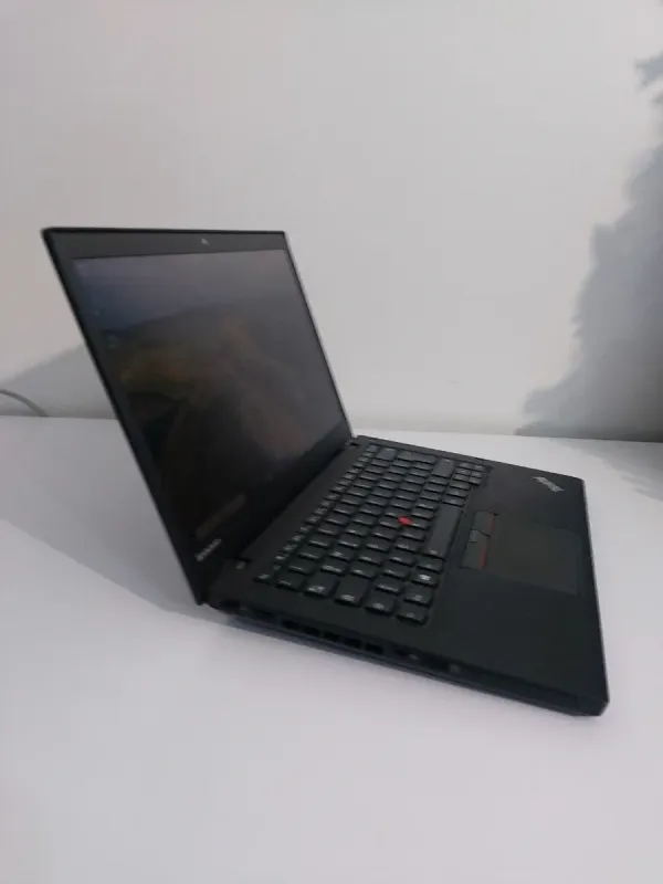 Ноутбук Б-клас Lenovo ThinkPad T450s / 14" (1600x900) TN / Intel Core i5-5200U (2 (4) ядра по 2.2 - 2.7 GHz) / 12 GB DDR3 / 250 GB SSD / Intel HD Graphics 5500 / WebCam б/в - зображення 4