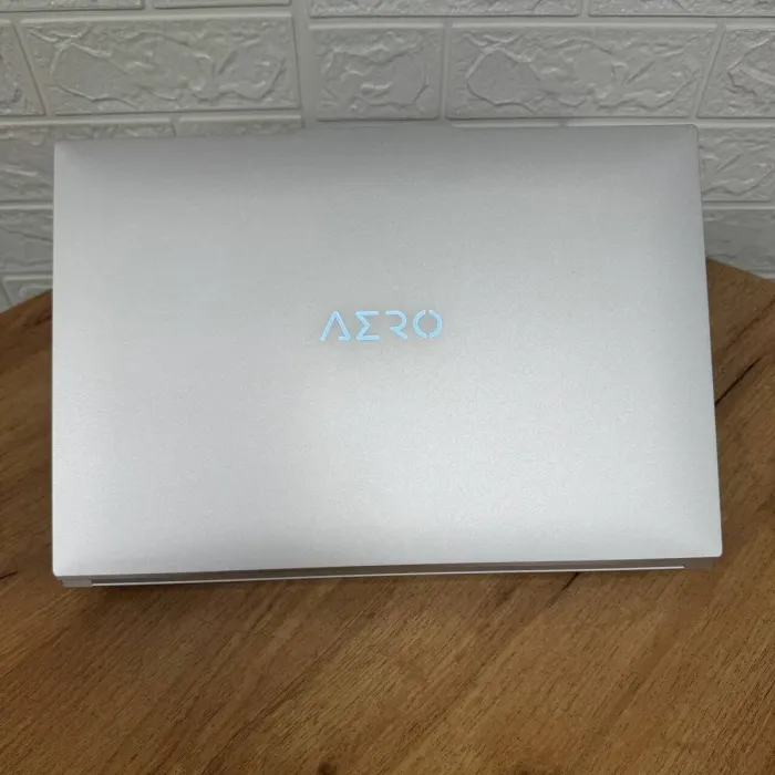 Ігровий ноутбук Gigabyte Aero 16 XE4 / 16" (3840x2400) OLED / Intel Core i7-12700H (14 (20) ядер по 3.5 - 4.7 GHz) / 16 GB DDR4 / 1000 GB SSD / nVidia GeForce RTX 3070 Ti, 8 GB GDDR6, 256-bit / WebCam б/в - зображення 3