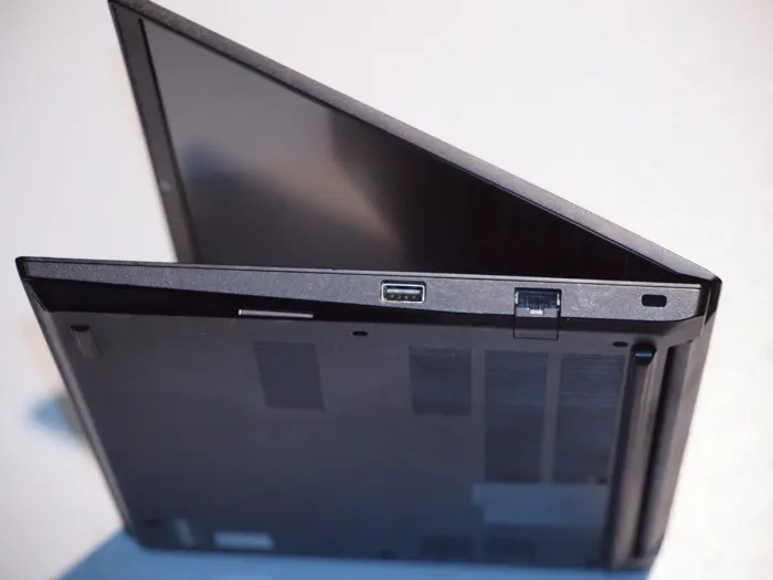 Ноутбук Lenovo ThinkPad E14 Gen 2 / 14'' (1920x1080) IPS / Intel Core i5-1135G7 (4 (8) ядра по 2.4 - 4.2 GHz) / 8 GB DDR4 / 256 GB SSD M.2 / Intel Iris Xe Graphics / WebCam / USB 3.2 / HDMI б/в - зображення 5