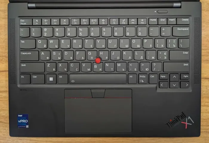 Ультрабук Б-клас Lenovo ThinkPad X1 Carbon Gen11 / 14" (1920x1080) IPS / Intel Core i7-1365U (10 (12) ядер по 1.3 - 5.2 GHz) / 32 GB DDR5 / 1000 GB SSD / Intel Iris Xe Graphics / WebCam / Windows 11 б/в - зображення 3