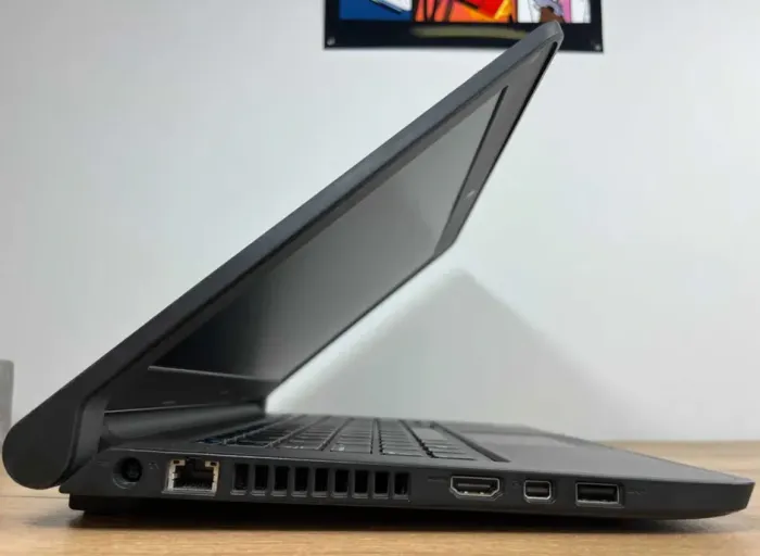 Ультрабук Dell Latitude 3350 / 13.3" TN / Intel Core i3-5005U (2(4) ядра по 2 GHz) / 8GB DDR3 / 128GB SSD / HD Graphics 5500 / WebCam / Win 10 PRO Lic б/в - зображення 6
