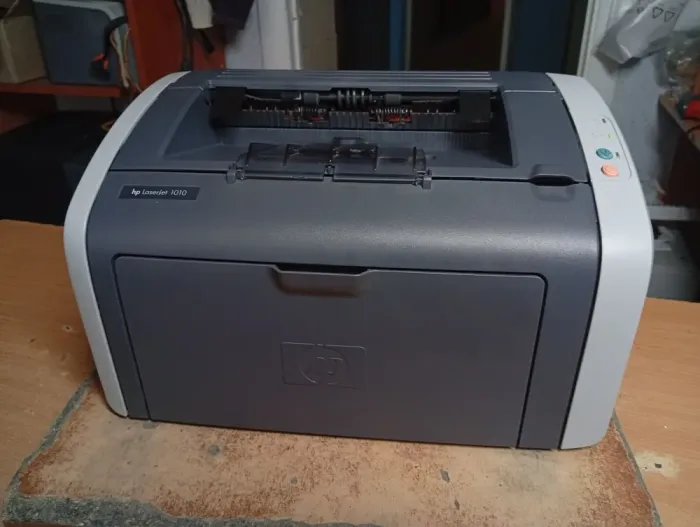 Принтер HP LaserJet 1010 / Лазерний монохромний друк / 600x600 dpi / A4 / 14 стор/хв / USB 2.0 б/в - зображення 2