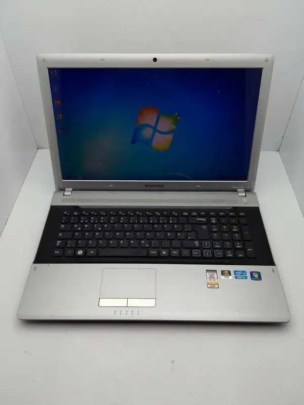 Ноутбук Samsung RV720 / 17.3" (1600x900) TN / Intel Core i3-2310M (2 (4) ядра по 2.1 GHz) / 6 GB DDR3 / 320 GB HDD / nVidia GeForce GT 520M, 1 GB DDR3, 64-bit / WebCam б/в - зображення 2