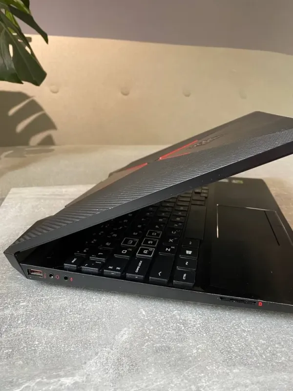 Ігровий ноутбук HP Omen 15-dc0508na / 15.6" (1920x1080) IPS / Intel Core i5-8300H (4 (8) ядра по 2.3 - 4.0 GHz) / 16 GB DDR4 / 256 GB SSD + 1000 GB HDD / nVidia GeForce GTX 1060, 6 GB GDDR5, 192-bit / WebCam / Win 11 б/в - зображення 3