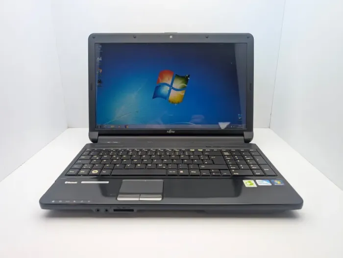 Ноутбук Fujitsu Lifebook A530 / 15" (1366x768) TN / Intel Core i3-370M (2 (4) ядра по 2.4 GHz) / 6 GB DDR3 / 500 GB HDD / Intel HD Graphics / WebCam б/в - зображення 2