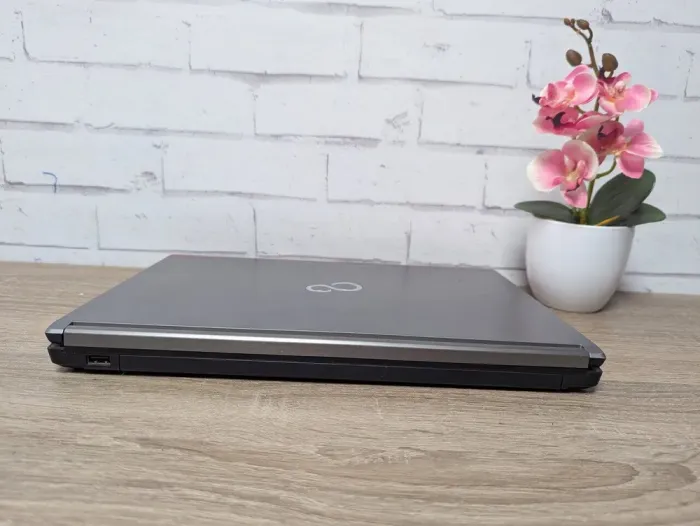 Ноутбук Б-клас Fujitsu LifeBook E746 / 14" (1366x768) TN / Intel Core i5-6200U (2 (4) ядра по 2.3 - 2.8 GHz) / 8 GB DDR4 / 128 GB SSD / Intel HD Graphics 520 / WebCam б/в - зображення 8