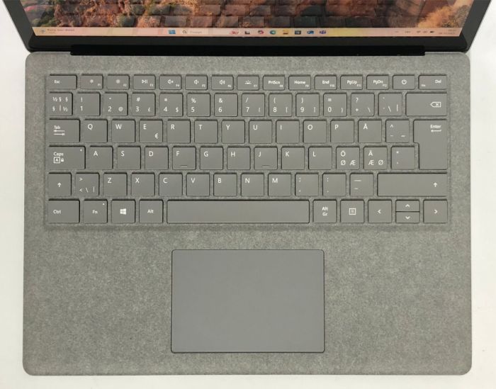 Ультрабук Microsoft Surface Laptop 2 1769 / 13.5" (2256x1504) IPS Touch / Intel Core i5-8350U (4 (8) ядра по 1.7 - 3.6 GHz) / 8 GB DDR4 / 128 GB SSD NVMe / Intel UHD Graphics 620 / WebCam / Win 11 Pro б/в - зображення 8