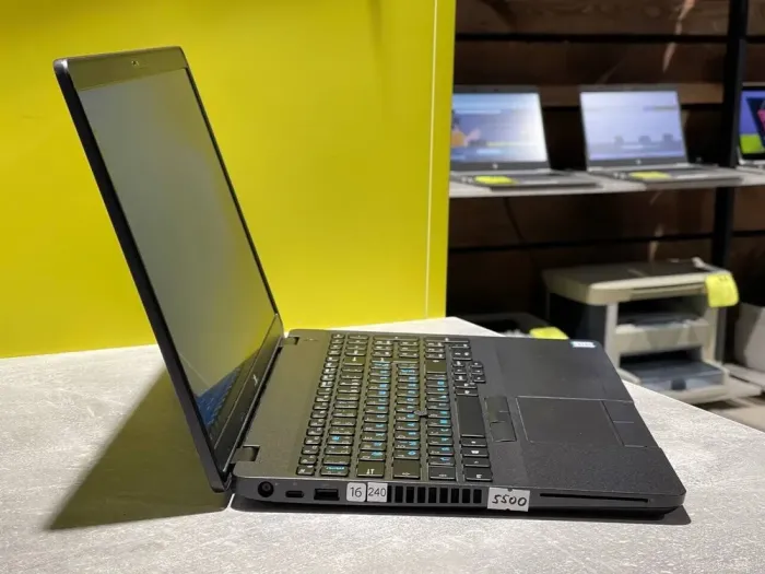 Ультрабук Dell Latitude 5500 / 15.6" (1920x1080) IPS / Intel Core i5-8250U (4 (8) ядра по 1.6 - 3.4 GHz) / 8 GB DDR4 / 240 GB SSD / Intel UHD Graphics 620 / WebCam б/в - зображення 3