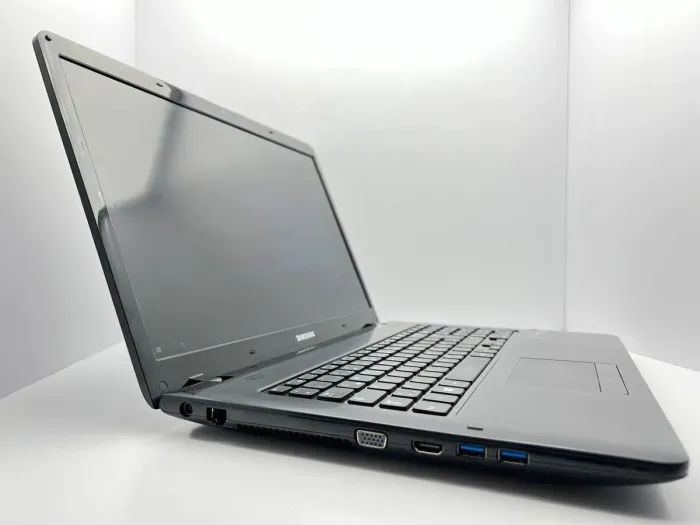 Ноутбук Б-клас Samsung NP355E7C / 17.3" (1600x900) TN / AMD A4-4300M (2 ядра по 2.5 - 3.0 GHz) / 8 GB DDR3 / 240 GB SSD / AMD Radeon HD 7420G Graphics / WebCam б/в - зображення 3