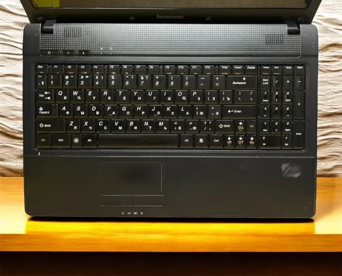 Ноутбук Lenovo G560 / 15.6" (1366x768) TN / Intel Pentium P6200 (2 ядра по 2.13 GHz) / 8 GB DDR3 / 120 GB SSD / Intel HD Graphics / WebCam б/в - зображення 3
