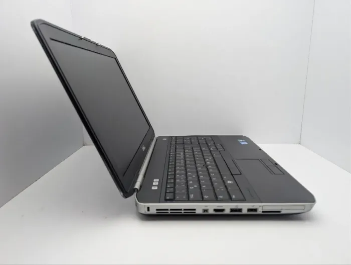 Ноутбук Dell Latitude E5520 / 15.6" (1366x768) TN / Intel Core i3-2330M (2 (4) ядра по 2.2 GHz) / 6 GB DDR3 / 320 GB HDD / Intel HD Graphics 3000 / DVD-ROM б/в - зображення 4