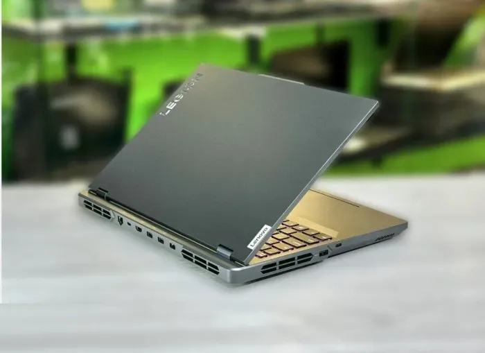 Ігровий ноутбук Lenovo Legion 5 Pro 16ARX8 / 16" (2560x1600) IPS / AMD Ryzen 5 7645HX (6 (12) ядер по 4.0 - 5.0 GHz) / 16 GB DDR5 / 512 GB SSD M.2 / nVidia GeForce RTX 4050, 6 GB GDDR6, 96-bit / WebCam / Win 11 Home б/в - зображення 6