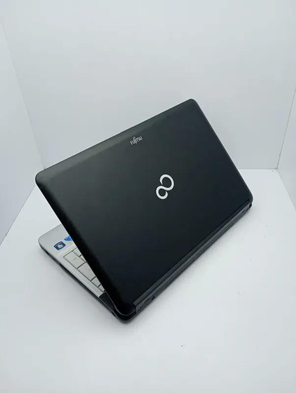 Ноутбук Asus K72 / 17.3" (1600x900) TN / Intel Core i5-450M (2 (4) ядра по 2.4 - 2.66 GHz) / 6 GB DDR3 / 120 GB SSD / Intel HD Graphics / WebCam б/в - зображення 6