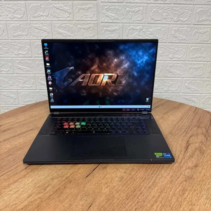 Ігровий ноутбук Gigabyte Aorus 16X 9SG / 16" (2560x1600) IPS / Intel Core i7-13650HX (14 (20) ядер по 3.6 - 4.9 GHz) / 32 GB DDR5 / 1000 GB SSD / nVidia GeForce RTX 4070, 8 GB GDDR6, 128-bit / WebCam б/в - зображення 2