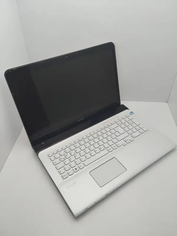 Ноутбук Sony VPC173 / 17.3" (1600x900) TN / Intel Core i3-2330M (2 (4) ядра по 2.2 GHz) / 6 GB DDR3 / 320 GB HDD / Intel HD Graphics 3000 / WebCam б/в - зображення 3