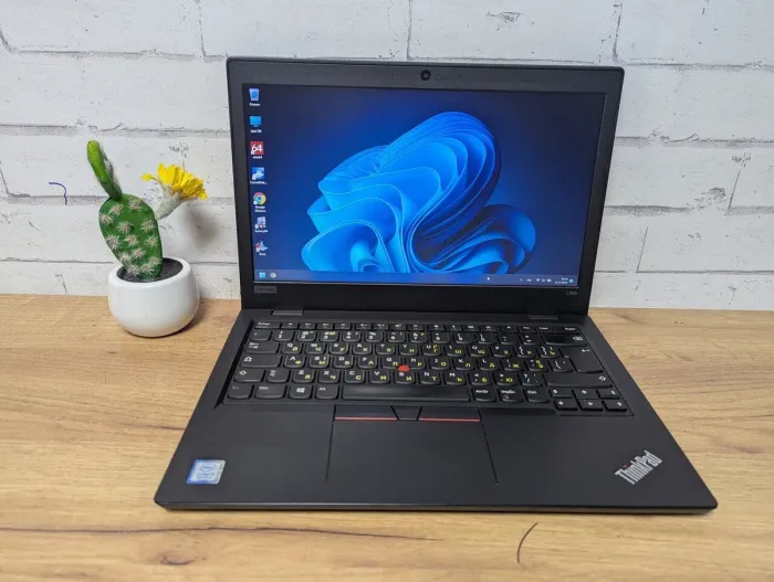 Ультрабук Lenovo ThinkPad L390 / 13.3" (1366x768) TN / Intel Core i3-8145U (2 (4) ядра по 2.1 - 3.9 GHz) / 16 GB DDR4 / 256 GB SSD / Intel UHD Graphics / WebCam б/в - зображення 2