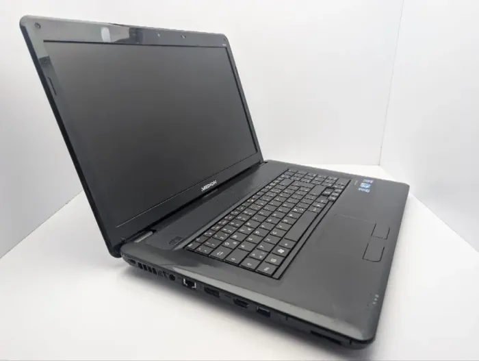 Ноутбук Medion Akoya E7216 / 17.3" (1600x900) TN / Intel Core i3-380M (2 (4) ядра по 2.53 GHz) / 6 GB DDR3 / 320 GB HDD / Intel HD Graphics / WebCam / АКБ не тримає б/в - зображення 6