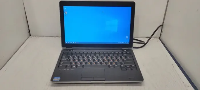 Нетбук Б-клас Dell Latitude E6230 / 12.5" (1366x768) TN / Intel Core i7-3540M (2 (4) ядра по 3.0 - 3.7 GHz) / 8 GB DDR3 / 256 GB SSD / Intel HD Graphics 4000 б/в - зображення 2