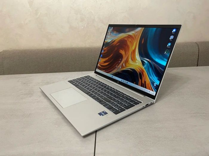 Ультрабук HP EliteBook 860 G9 / 16" (1920x1200) IPS / Intel Core i5-1245U (10 (12) ядер по 1.2 - 4.4 GHz) / 16 GB DDR5 / 500 GB SSD M.2 / Intel Iris Xe Graphics / WebCam / HDMI б/в - зображення 3