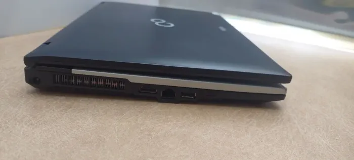 Ноутбук Fujitsu LifeBook S760 / 13" (1366x768) TN / Intel Core i5-520M (2 (4) ядра по 2.4 - 2.93 GHz) / 4 GB DDR3 / 120 GB SSD / Intel HD Graphics б/в - зображення 5