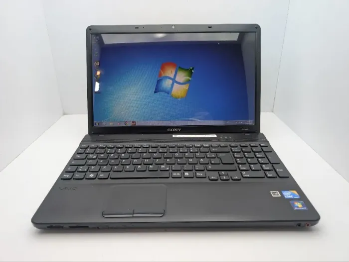 Ноутбук Sony VPC-EB4L1E / 15.6" (1366x768) TN / Intel Core i3-380M (2 ядра по 2.5 GHz) / 6 GB DDR3 / 750 GB HDD / Intel HD Graphics / WebCam / DVD-ROM б/в - зображення 2