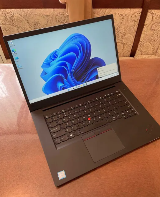 Робоча стенд Lenovo ThinkPad P1 / 15.6" (3840x2160) UHD 4K IPS Touch / Intel Core i7-8850H (6 (12) ядер по 2.6 - 4.3 GHz) / 16 GB DDR4 / 256 GB SSD / nVidia Quadro P1000 4 GB / WebCam б/в - зображення 7