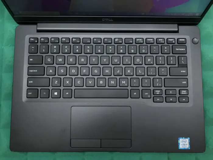 Ультрабук Б-клас Dell Latitude 7400 / 14" (1366x768) TN / Intel Core i5-8265U (4 (8) ядра по 1.6 - 3.9 GHz) / 8 GB DDR4 / 256 GB SSD M.2 / Intel UHD Graphics 620 / WebCam / USB 3.1 / HDMI / Windows 10 лицензия б/в - зображення 4