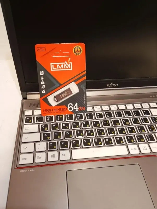 Ноутбук Fujitsu LifeBook E756 / 15.6'' (1366x768) TN / Intel Core i5-6300U (2 (4) ядра по 2.4 - 3.0 GHz) / 8 GB DDR4 / 256 GB SSD / Intel HD Graphics 520 / WebCam / DVD-RW б/в - зображення 9