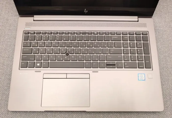 Мобільна робоча станція HP ZBook 15 G5 / 15.6'' (1920x1080) IPS Touch / Intel Core i7-8550U (4 (8) ядра по 1.8 - 4.0 GHz) / 32 GB DDR4 / 512 GB SSD M.2 / AMD Radeon Pro WX 3100, 4 GB GDDR5, 128-bit / WebCam б/в - зображення 3