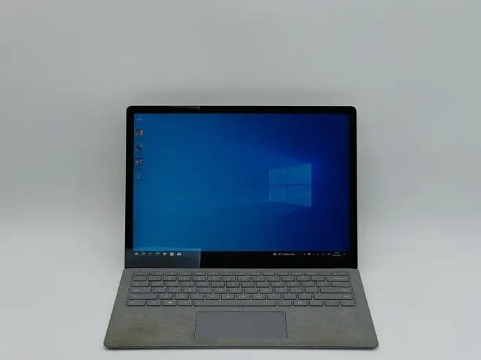 Ультрабук Б-клас Microsoft Surface Laptop 2 1769 / 13.5" (2256x1504) IPS Touch / Intel Core i7-8650U (4 (8) ядра по 1.9 - 4.2 GHz) / 16 GB DDR3 / 480 GB SSD / Intel UHD Graphics 620 / WebCam б/в - зображення 2