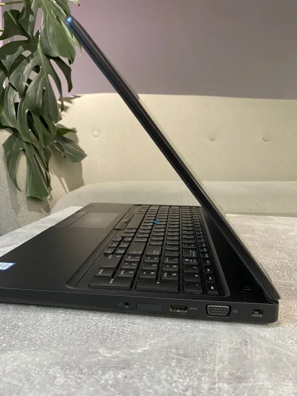 Ультрабук Б-клас Dell Latitude 5591 / 15.6" (1920x1080) TN / Intel Core i5-8300H (4 (8) ядра по 2.3 - 4.0 GHz) / 12 GB DDR4 / 256 GB SSD M.2 / Intel UHD Graphics 630 / WebCam / Win 10 б/в - зображення 5