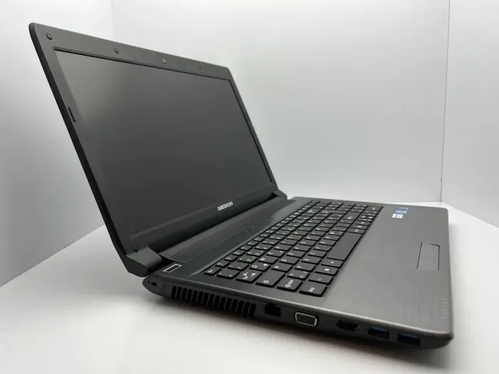 Ноутбук Medion Akoya E6228 / 15.6" (1366x768) TN / Intel Core i3-2350M (2 (4) ядра по 2.3 GHz) / 4 GB DDR3 / 128 GB SSD / Intel HD Graphics 3000 / WebCam б/в - зображення 3