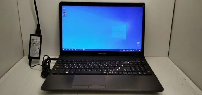 Ноутбук Б-клас Samsung NP300E5C / 15.6" (1366x768) TN / Intel Celeron B820 (2 ядра по 1.7 GHz) / 4 GB DDR3 / 500 GB HDD / nVidia GeForce GT 620M, 1 GB DDR3, 64-bit / WebCam / АКБ не тримає б/в - зображення 2