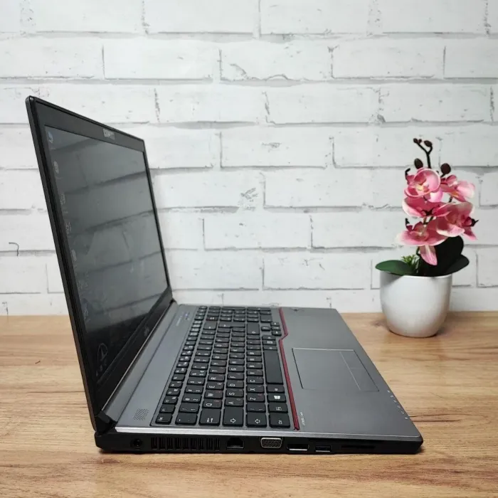 Ноутбук Fujitsu LifeBook E754 / 15.6" (1920x1080) TN / Intel Core i5-4200M (2 (4) ядра по 2.5 - 3.1 GHz) / 8 GB DDR3 / 128 GB SSD / Intel HD Graphics 4600 / Webcam б/в - зображення 3