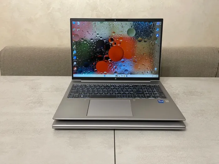 Мобільна робоча станція HP ZBook Firefly 16 G10 / 16" (1920x1200) IPS / Intel Core i7-1360P (12 (16) ядер по 2.2 - 5.0 GHz) / 32 GB DDR5 / 512 GB SSD M.2 / Intel Iris Xe Graphics / WebCam / Fingerprint б/в - зображення 2