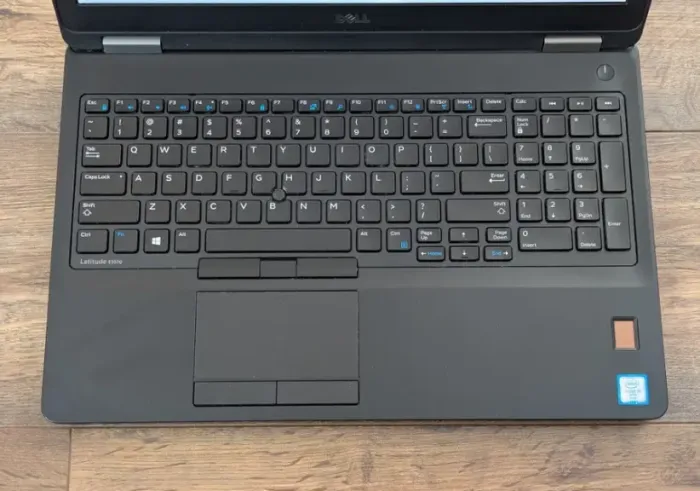 Ноутбук Dell Latitude E5570 / 15.6" (1366x768) TN / Intel Core i5-6300U (2 (4) ядра по 2.4 - 3.0 GHz) / 8 GB DDR4 / 128 GB SSD / Intel HD Graphics 520 / WebCam / Windows 11 б/в - зображення 3