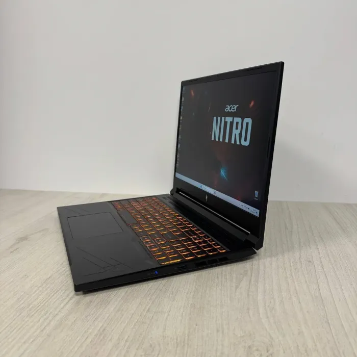 Ігровий ноутбук Б-класу Acer Nitro V16 ANV16-41 / 16" (1920x1200) IPS / AMD Ryzen 5 8645HS (6 (12) ядер по 4,3 - 5,0 ГГц) / 16 ГБ DDR5 / 512 ГБ SSD / nVidia GeForce RTX 4060, 8 ГБ GDDR6, 128-біт / WebCam б/в - зображення 4