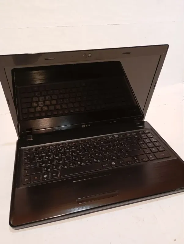 Ноутбук Б-клас LG S525 / 15.6" (1366x768) TN / Intel Pentium B950 (2 ядра по 2.1 GHz) / 8 GB DDR3 / 500 GB HDD / Intel HD Graphics / WebCam / АКБ не бере заряд б/в - зображення 4