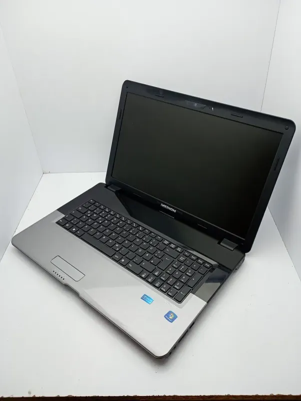 Ноутбук Acer Medion E7222 / 17.3" (1600x900) TN / Intel Core i5-2540M (2 (4) ядра по 2.6 - 3.3 GHz) / 6 GB DDR3 / 120 GB SSD / Intel HD Graphics 3000 / WebCam / Не тримає б/в - зображення 5