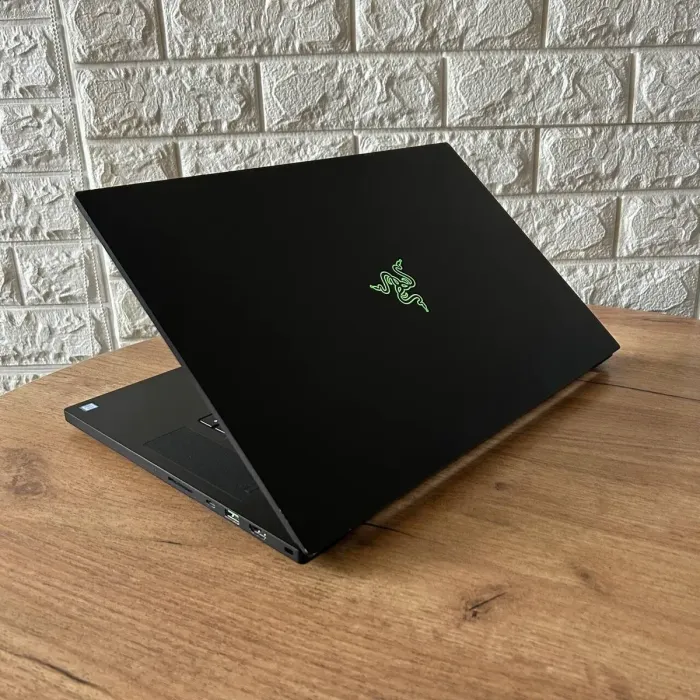Ігровий ноутбук Б-клас Razer Blade 17 RZ09-0287 / 17.3" (1920x1080) IPS / Intel Core i7-9750H (6 (12) ядер по 2.6 - 4.5 GHz) / 16 GB DDR4 / 512 GB SSD NVMe / nVidia GeForce RTX 2080 Max-Q, 8 GB GDDR6, 256-bit б/в - зображення 6