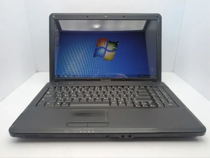 Ноутбук Lenovo G550 / 15,6" (1366x768) TN / Intel Pentium T4500 (2 ядра по 2,3 ГГц) / 4 ГБ DDR3 / 320 ГБ HDD / Intel Graphics / WebCam / DVD-ROM / АКБ не тримає заряд б/в - зображення 2