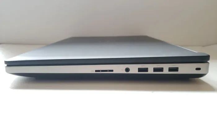 Мобільна робоча станція Dell Precision 7720 / 17.3" (1920x1080) IPS / Intel Core i7-6920HQ (4 (8) ядра по 2.9 - 3.8 GHz) / 16 GB DDR4 / 256 GB SSD M.2 + 500 GB HDD / AMD Radeon Pro WX 4130, 2 GB GDDR5, 128-bit / WebCam / Win 10 Pro б/в - зображення 5