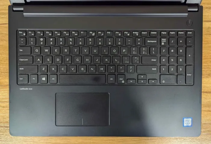 Ноутбук Dell Latitude 3570 / 15.6" (1366x768) TN / Intel Core i3-6100U (2 (4) ядра по 2.3 GHz) / 8 GB DDR3 / 240 GB SSD / Intel HD Graphics 520 / WebCam / Windows 10 б/в - зображення 3