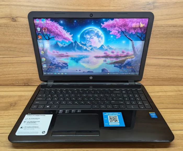 Ноутбук HP 15-r018dx / 15.6" (1366x768) TN / Intel Core i3-4010U (2 (4) ядра по 1.7 GHz) / 8 GB DDR3 / 240 GB SSD / Intel HD Graphics 4400 / WebCam / Windows 10 б/в - зображення 2