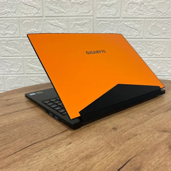 Ігровий ультрабук Б-клас Gigabyte Aero 14 / 14" (2560x1440) IPS / Intel Core i7-7700HQ (4 (8) ядра по 2.8 - 3.8 GHz) / 16 GB DDR4 / 512 GB SSD / nVidia GeForce GTX 1060, 6 GB GDDR5, 192-bit / WebCam б/в - зображення 6
